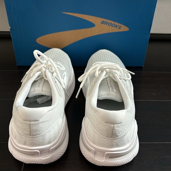 Brooks MEN’S GHOST MAX IN WHITE/OYSTER/METALLIC SILVER SZ 11.5 NEW IN BOX - Picture 4 of 11